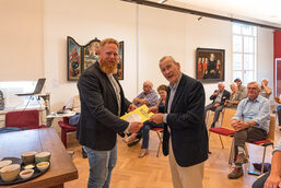SSG Voorzitter Jeroen Vinckers ontvangt de jubileum uitgave van de NJBG Wim Voogt.